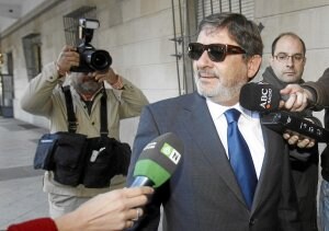Guerrero se dirige a los periodistas, ayer, antes de entrar en los juzgados de Sevilla. ::                         EFE