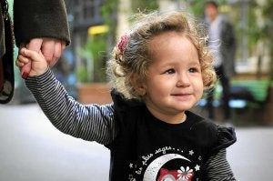 La pequeña Alaitz sonríe, extrañada de la expectación que despierta entre los periodistas. ::                         AFP