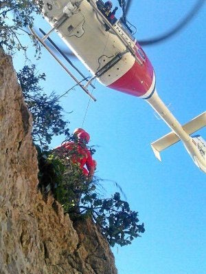 El helicóptero de la Ertzaintza rescata a un montañero./ E.C.