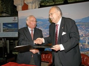 El alcalde Biarritz, Didier Borotra, estrecha la mano de Azkuna tras la firma. ::
BORJA AGUDO