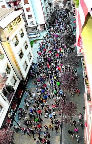 La manifestación de Ermua congregó a unas 1.500 personas. ::
A. L.