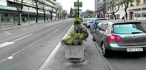 Una vez retiradas las señales se podrá volver a aparcar junto a la mediana de la Avenida Gasteiz y en la zona rayada de la calle Lascaray (abajo) . ::                         BLANCA CASTILLO / JESÚS ANDRADE