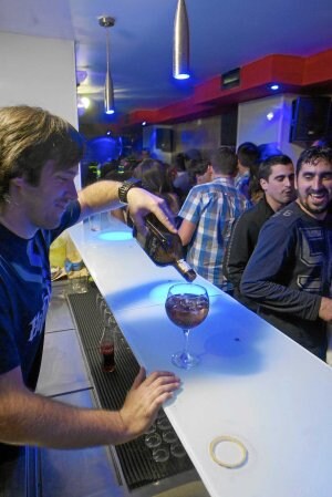 Un camarero sirve una copa en un pub de Vitoria./Rafa Gutíerrez