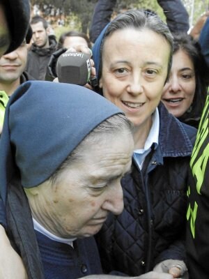 Sor María, de 87 años, se dirige a declarar ante el juez. ::                         EFE