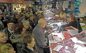 Clientes esperan su turno en las pescaderías. /F. Gómez