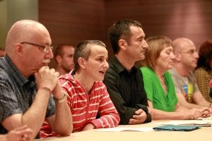 Gabi Movesca, Nerea Garro y Mertxe Galdós hablaron ayer en nombre del colectivo de presos. ::                         MITXEL ATRIO