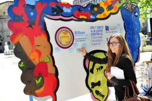 Tubau posa ante un intestino gigante con mensajes de solidaridad. ::                         I. PÉREZ