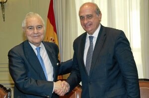Jorge Fernández Díaz -derecha-, saludando ayer al presidente del Tribunal Supremo, Carlos Dívar. /Efe
