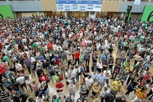 Vista panorámica de la multitud de opositores que esperaban, en el pasillo central del BEC de Barakaldo, a entrar a uno de los exámenes. /J. Alemany