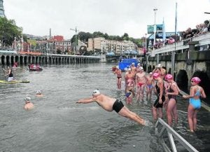 Un chapuzón exprés en la ría de Bilbao