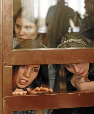 Las tres componentes del grupo encarceladas, ayer en los juzgados moscovitas. ::                         REUTERS