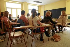 Un grupo de alumnos sigue una clase en la escuela de idiomas de Basauri. /Mitxel Atrio