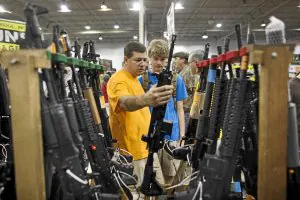 Rifles de asalto son exhibidos para su venta en una sala de exposiciones de Virginia. ::                         JIM LO SCALZO/EFE