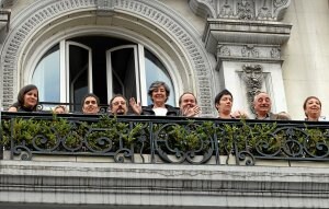 Mintegi y sus compañeros de plancha electoral se asoman al balcón del hotel Carlton de Bilbao tras la presentación de su candidatura. ::                         TELEPRESS