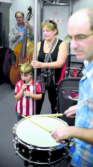 Christoph Filler, contrabajo, y Vicente Zaragoza, caja, durante la interpretación. ::                                                REPORTAJE FOTOGRÁFICO:                         IGNACIO PÉREZ