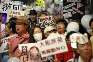 La tragedia de Fukushima, que causó el desplazamiento de más de 100.000 japoneses, ha agitado la movilización social. ::                         REUTERS