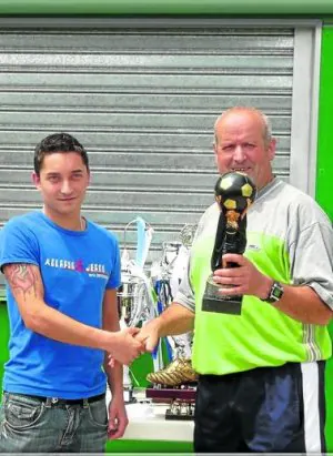 Ballesteros (derecha) entregando los trofeos del año pasado. ::
E. C.