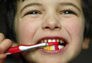 Cepillarse los dientes debe convertirse en un hábito desde niño. ::                         E. C.