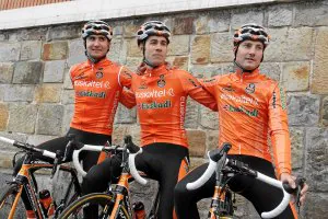 Víctor Cabedo, primero por la izquierda, debutó este año en el Euskaltel-Euskadi. ::                         EL CORREO