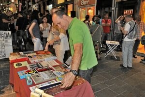 Los comercios sacaron sus productos a la calle durante la feria. ::                          RICARDO DEL VAL