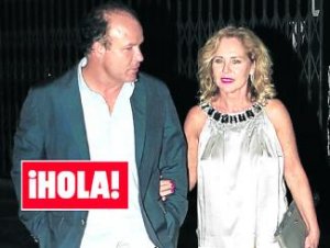 La primera imagen de la pareja publicada en '¡Hola!' -sobre estas líneas- contó con el beneplácito de la ex de José Bono. ::                         R.C./HOLA