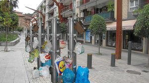 El PNV ha alertado a través de un fotomontaje de que los colgadores para las bolsas se concentrarán en 'islas' en las calles. ::                         EL CORREO