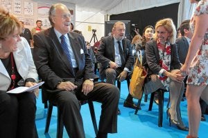 El alcalde Azkuna, ayer en la inauguración del festival La Risa de Bilbao en El Arenal./ M. Atrio | Vídeo: Daniela Velasco / Zuriñe Palacio