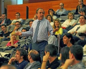 El economista catalán, ayer, durante su intervención en el Palacio Europa. ::                         IGOR AIZPURU