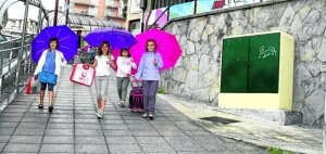 Unas niñas pasan junto a uno de los armarios de fibra óptica instalados en el municipio. ::
A. L.