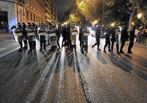 Agentes antidisturbios, durante la noche del 25-S./ Reuters | Vídeo: EP