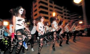 Las jóvenes del grupo Danza Contemporánea se convirtieron en siniestros personajes de la noche. ::
FOTOS: FÉLIX MORQUECHO