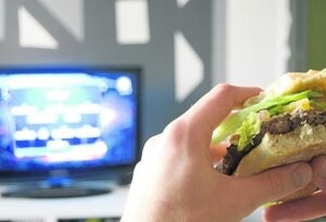 Comer delante del televisor se traduce en una ingesta menor y de peor calidad. /J. Legrand