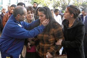 La madre de Mónica Jaramillo recibe el pésame de un vecino antes de oficiarse el funeral. / Efe