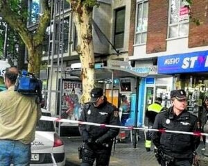 Policías frente a la vivienda en la que ocurrió el suicidio. ::                         E. C.