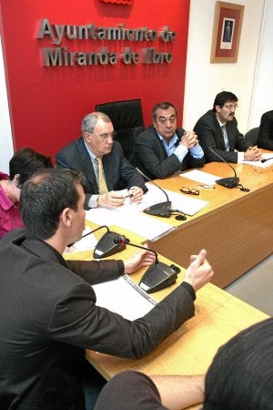 Javier Merino junto a Fernando Campo, durante un pleno. ::
A. G.