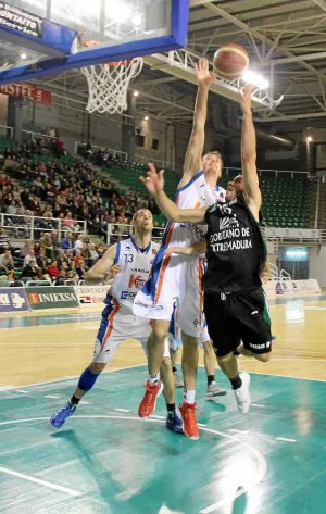 Joan Tomás pelea bajo el aro con Ale López por la posesión del balón. ::
FOTOS: MARISA NÚÑEZ (HOY)