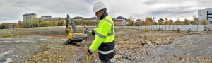 Las máquinas, que ya están en el solar, realizarán en los primeros días los movimientos de tierra y el achique del agua concentrada en una balsa. ::                         RICARDO DEL VAL