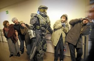 El Jefe Maestro de 'Halo 4' sorprendió a algunos despistados en los pasillos del teatro, pero la cosa no fue a mayores .