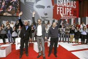 González, Zapatero y Rubalcaba saludan a los 2.000 simpatizantes reunidos en el Palacio de Congresos de Madrid. /Efe