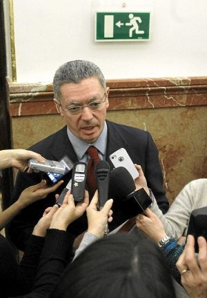 Alberto Ruiz-Gallardón, en los pasillos del Congreso. ::                         EFE