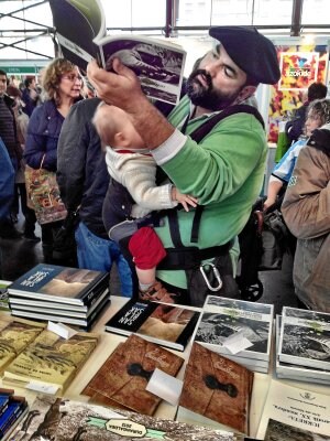 Un padre que carga con su hijo consulta novedades de la Feria. ::
I. P.