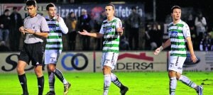 Arruabarrena, Añibarro y Errasti, desconcertados tras el gol logrado por Larreategi para el Amorebieta. ::
IGNACIO PÉREZ