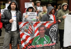 Amigos de Íñigo Cabacas, concentrados ayer en la sede del Tribunal Superior del País Vasco. /Telepress