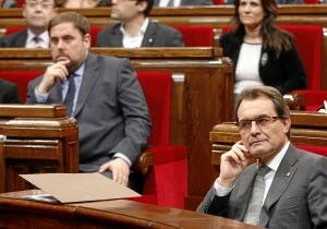 Artur Mas, y a su derecha Oriol Junqueras, escuchan durante la primera sesión del debate de investidura. / Reuters