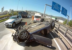 Imagen de un espectacular accidente que tuvo lugar en Bizkaia, en el puente de Rontegi. /Luis Calabor