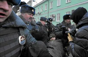 Policías rusos detienen a uno de los activistas que se manifestaban contra la ley que «protege» a los menores de la homosexualidad. /Afp