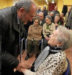 El concejal Eduardo Maiz felicita a Mercedes López. /M. Atrio