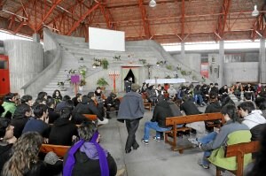 Un grupo de jóvenes ocupó la iglesia San Francisco de Zaramaga. ::                          IGOR AIZPURU