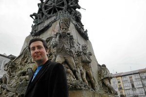 Martínez Fuentes posa junto al monumento. /Igor Aizpuru