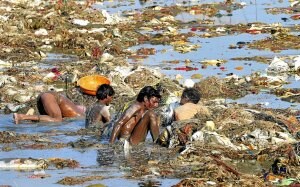 Los hombres se lanzan sin pudor a un contaminado Ganges. /AFP